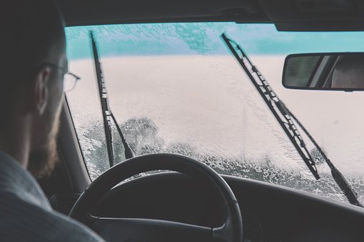 управление на колата когато вали
